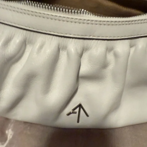 Manu Atelier Ruched Cylinder shoulder bag in white leather. - Picture 5 of 6